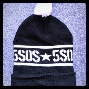 5SOS beanie 🎵😎